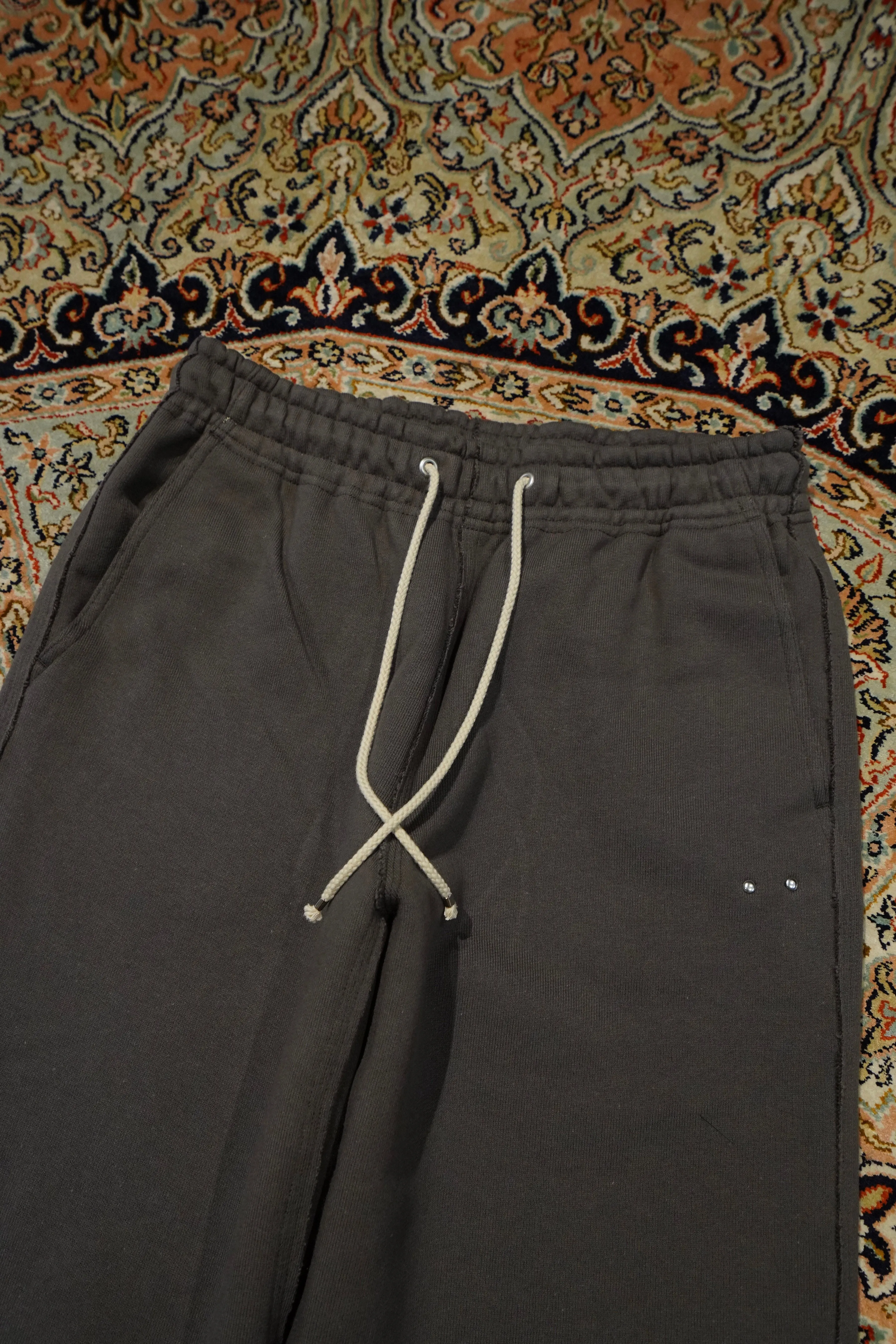 SUGARHILL RAW EDGE SWEAT PANTS (CHARCOAL BLACK)