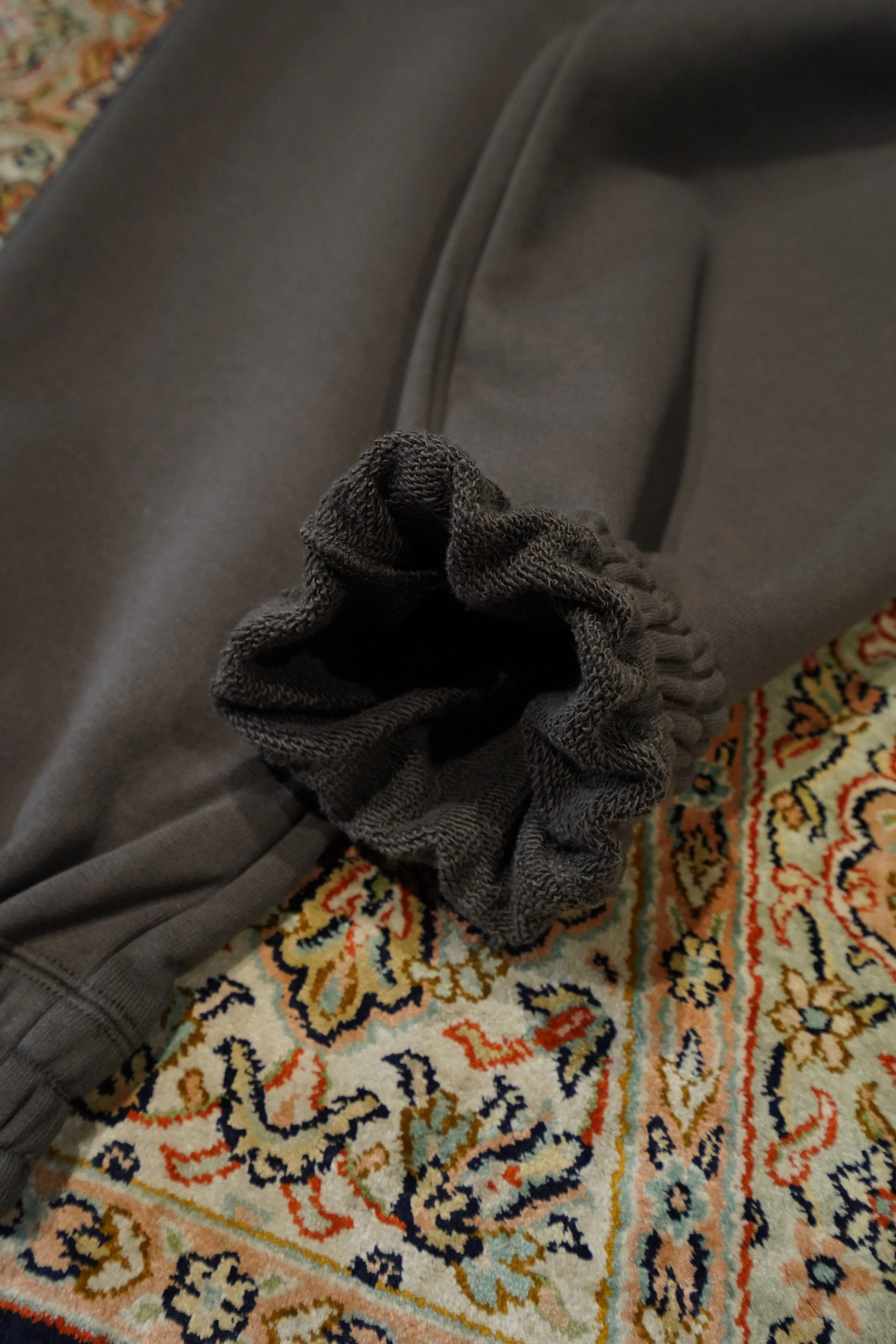 SUGARHILL RAW EDGE SWEAT PANTS (CHARCOAL BLACK)
