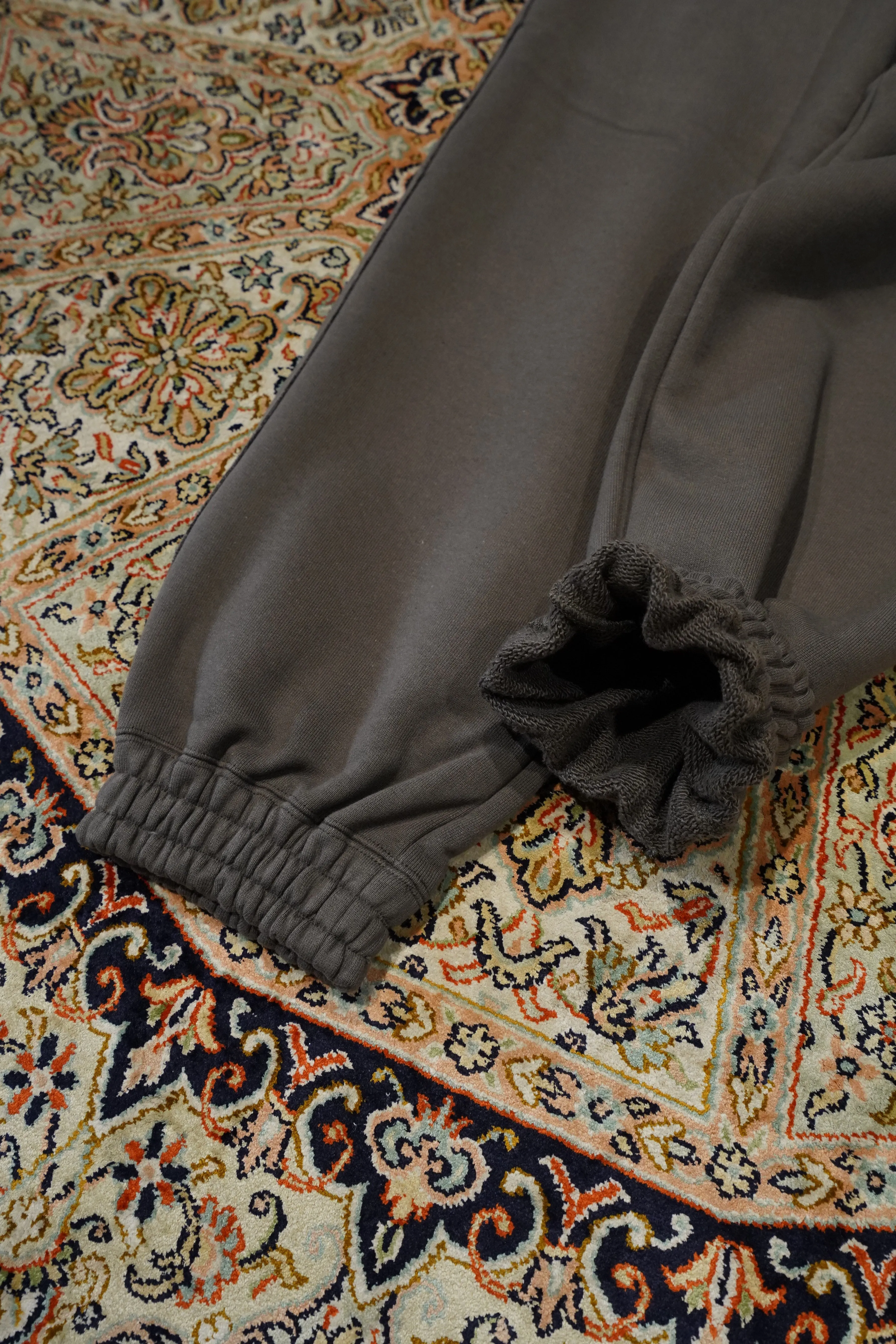 SUGARHILL RAW EDGE SWEAT PANTS (CHARCOAL BLACK)